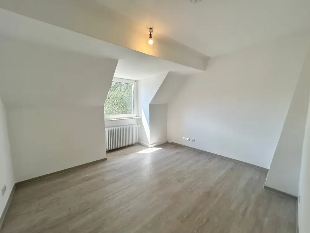 Schöne Dachgeschosswohnung mit modernem Badezimmer