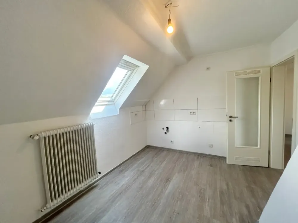Schöne Dachgeschosswohnung mit modernem Badezimmer
