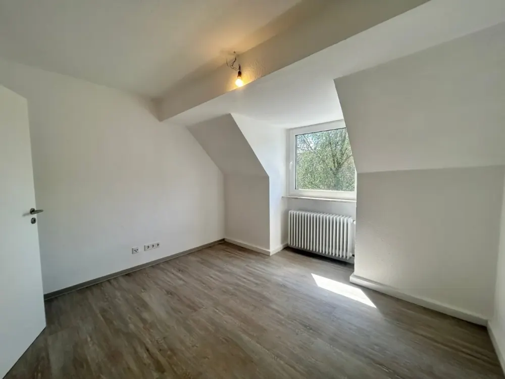 Schöne Dachgeschosswohnung mit modernem Badezimmer