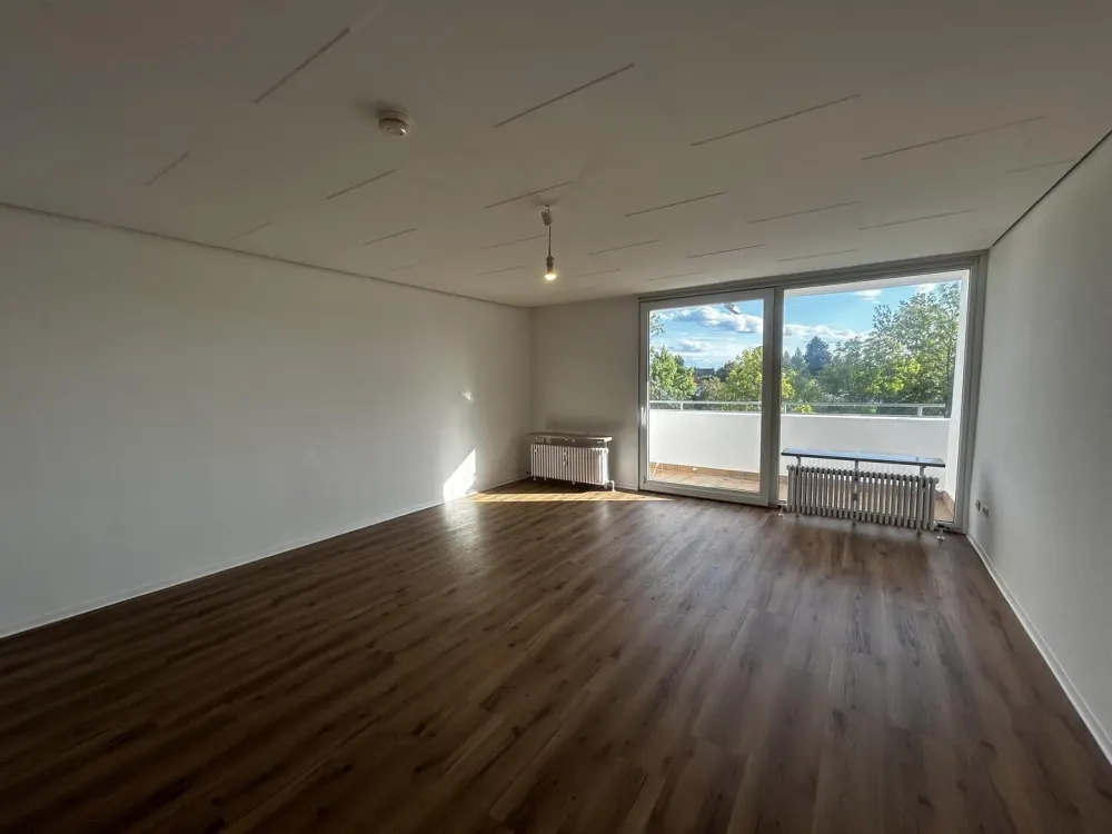 Neu Renoviert: 1-Zimmer-Wohnung mit Loggia in Bad Homburg vor der Höhe