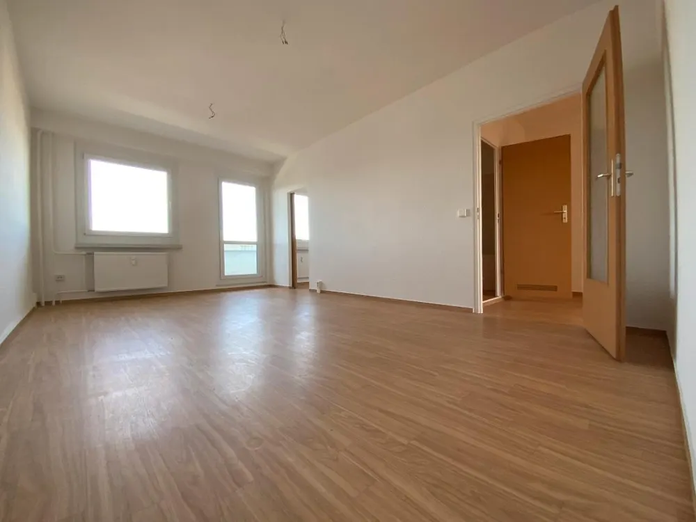 preiswerte 7-Raum-Wohnung mit 2 Balkonen
