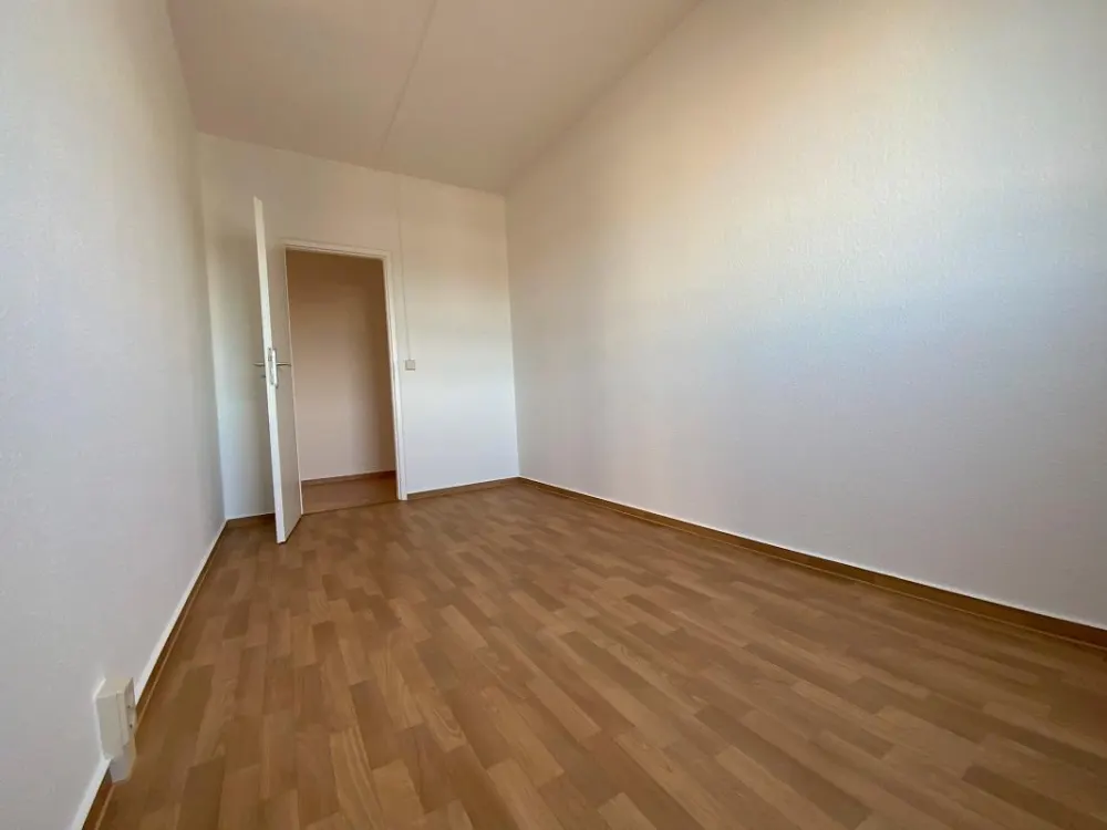 preiswerte 7-Raum-Wohnung mit 2 Balkonen