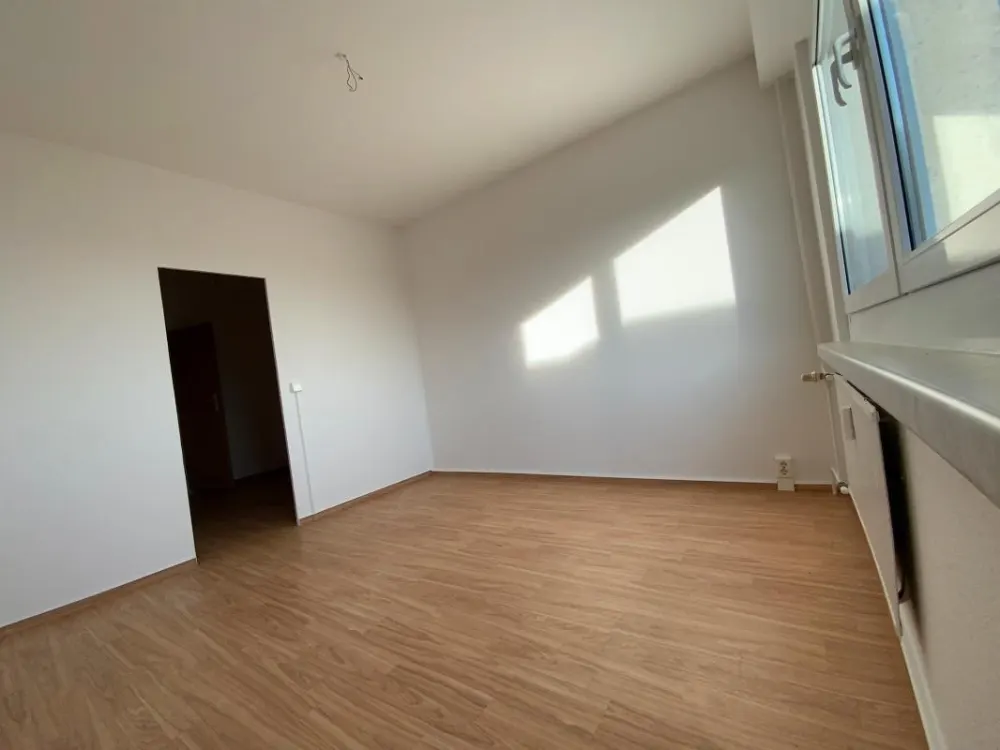 preiswerte 7-Raum-Wohnung mit 2 Balkonen