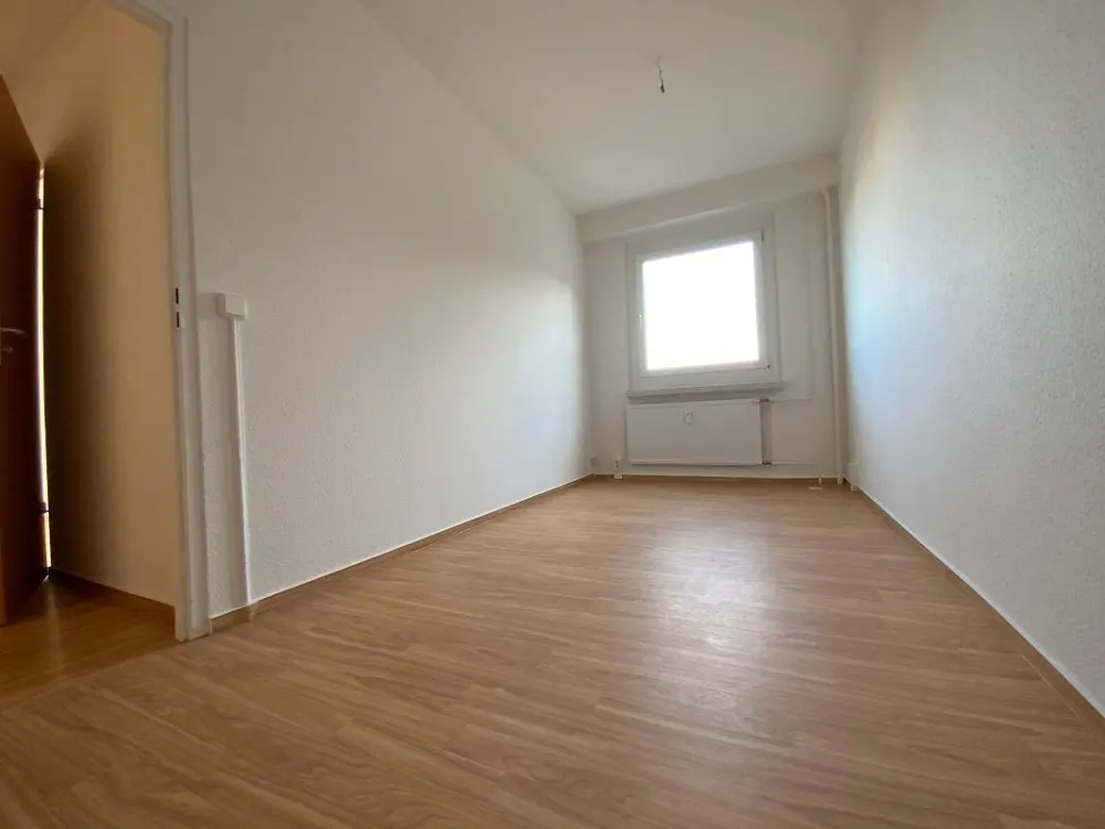preiswerte 7-Raum-Wohnung mit 2 Balkonen