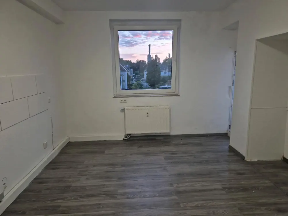 Helle 2,5-Zimmer-Wohnung mit Balkon, frisch renoviert