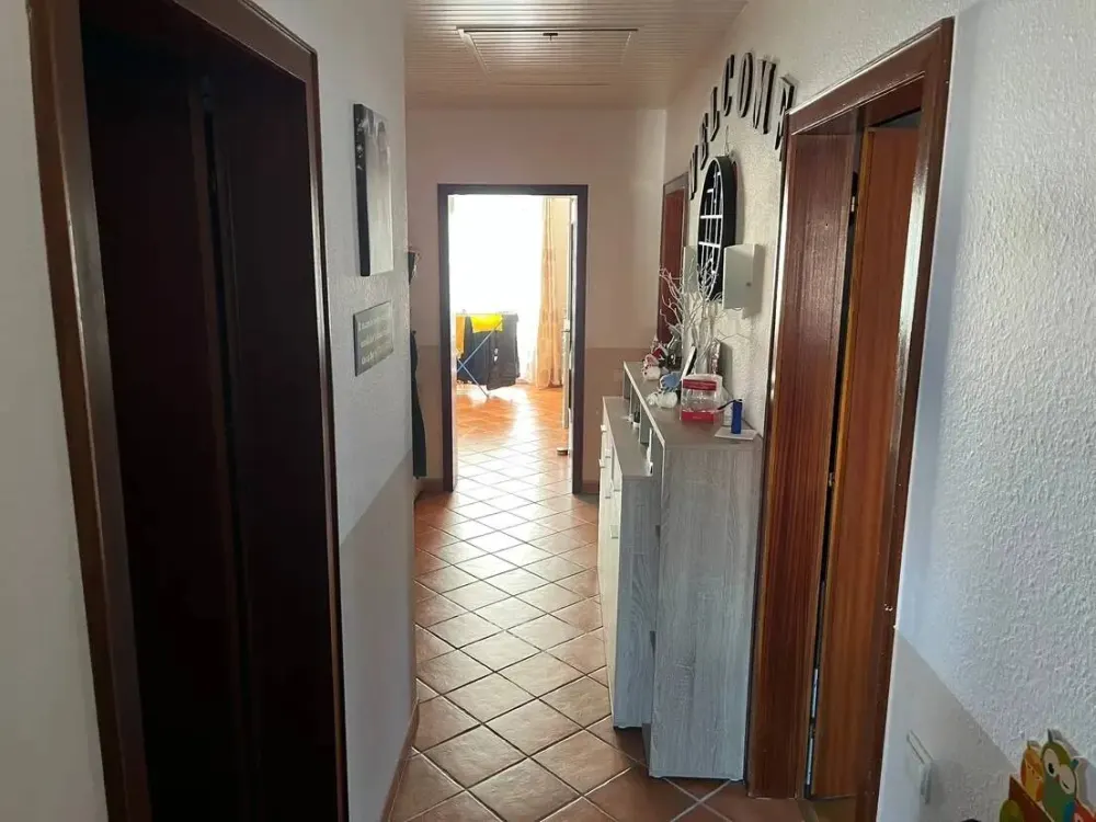 Stylish 3-Room Attic Apartment with Large Balcony and Fitted Kitchen in Hamburg