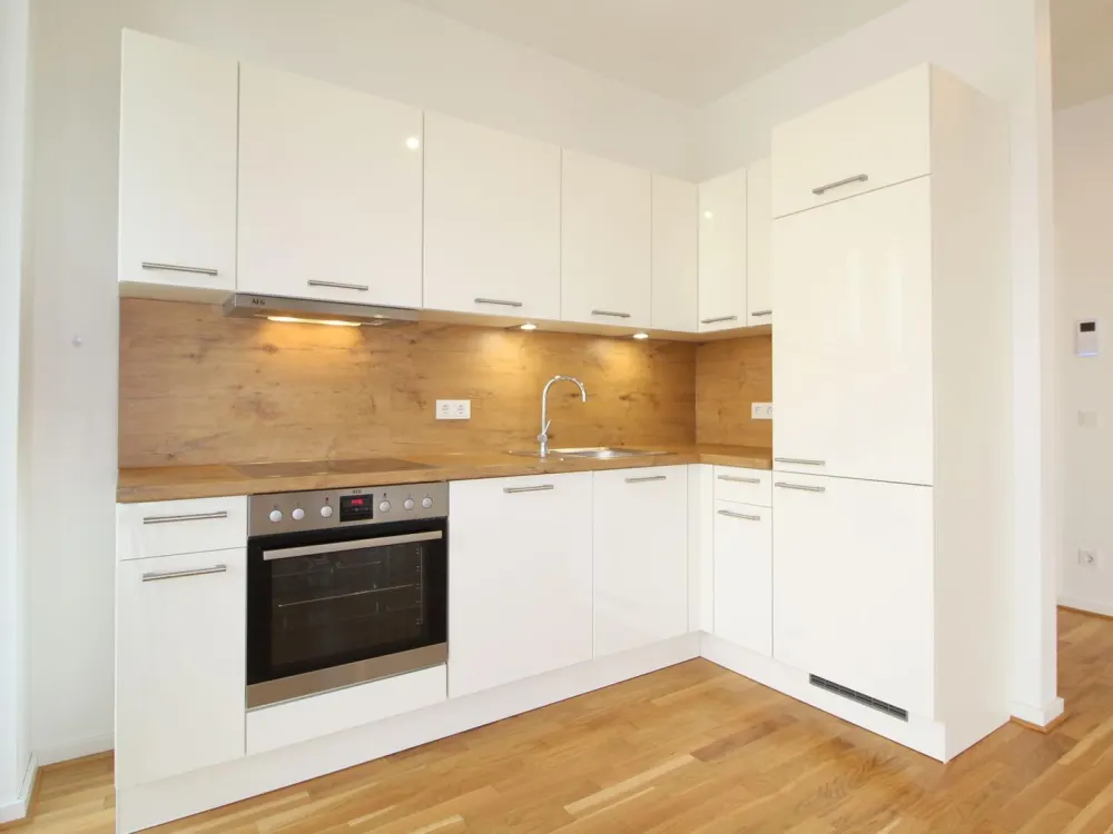 Ab 01.09.2026 bezugsfrei! Helle 2 Zimmer mit EBK und Balkon in ruhiger Seitenstraße!