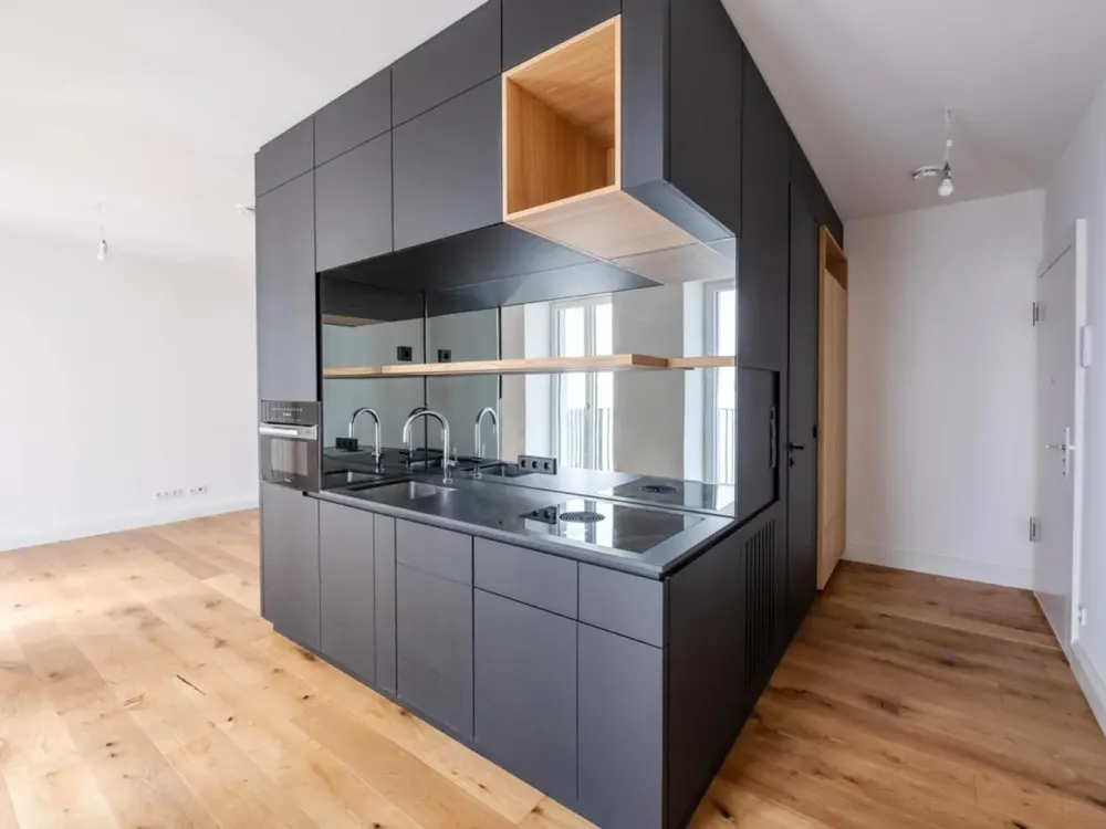 Idylle im Hofgarten: Studio-Apartment mit Design-Kubus und Balkon