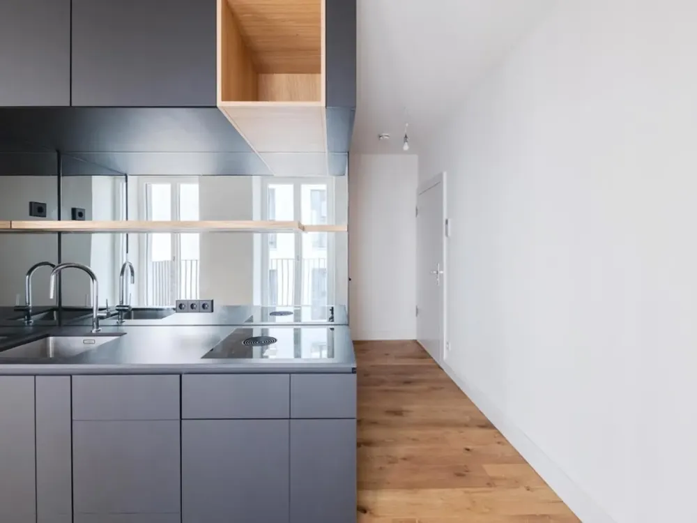 Idylle im Hofgarten: Studio-Apartment mit Design-Kubus und Balkon