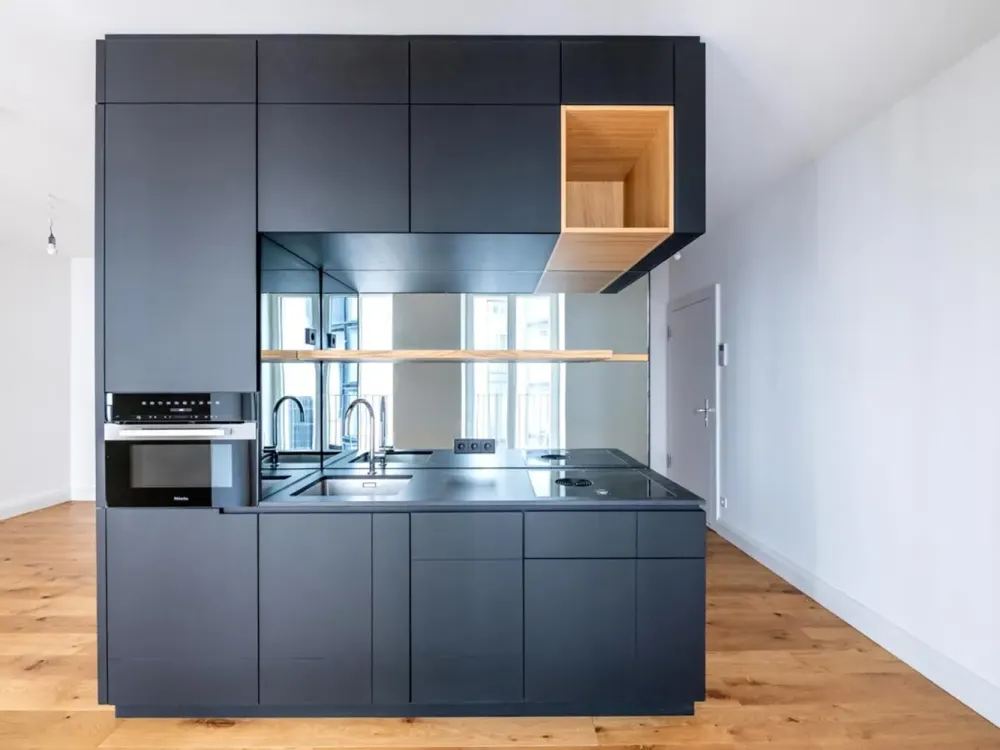 Idylle im Hofgarten: Studio-Apartment mit Design-Kubus und Balkon