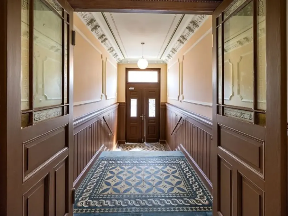 Hochwertig sanierter Altbau mit Parkett und Fußbodenheizung !