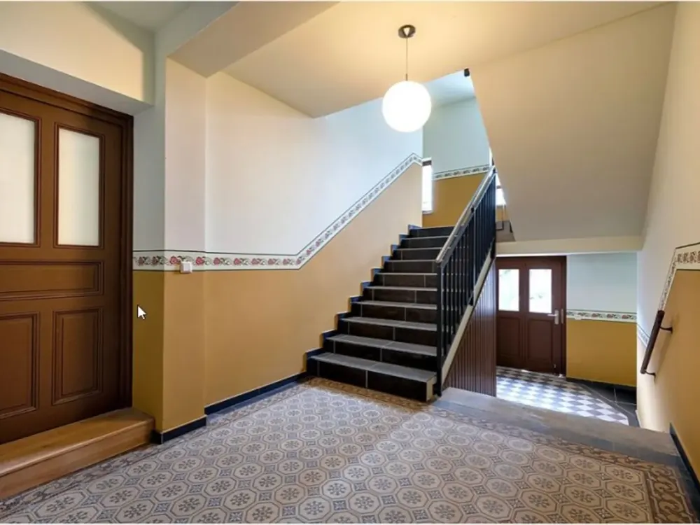 Hochwertig sanierter Altbau mit Parkett und Fußbodenheizung !
