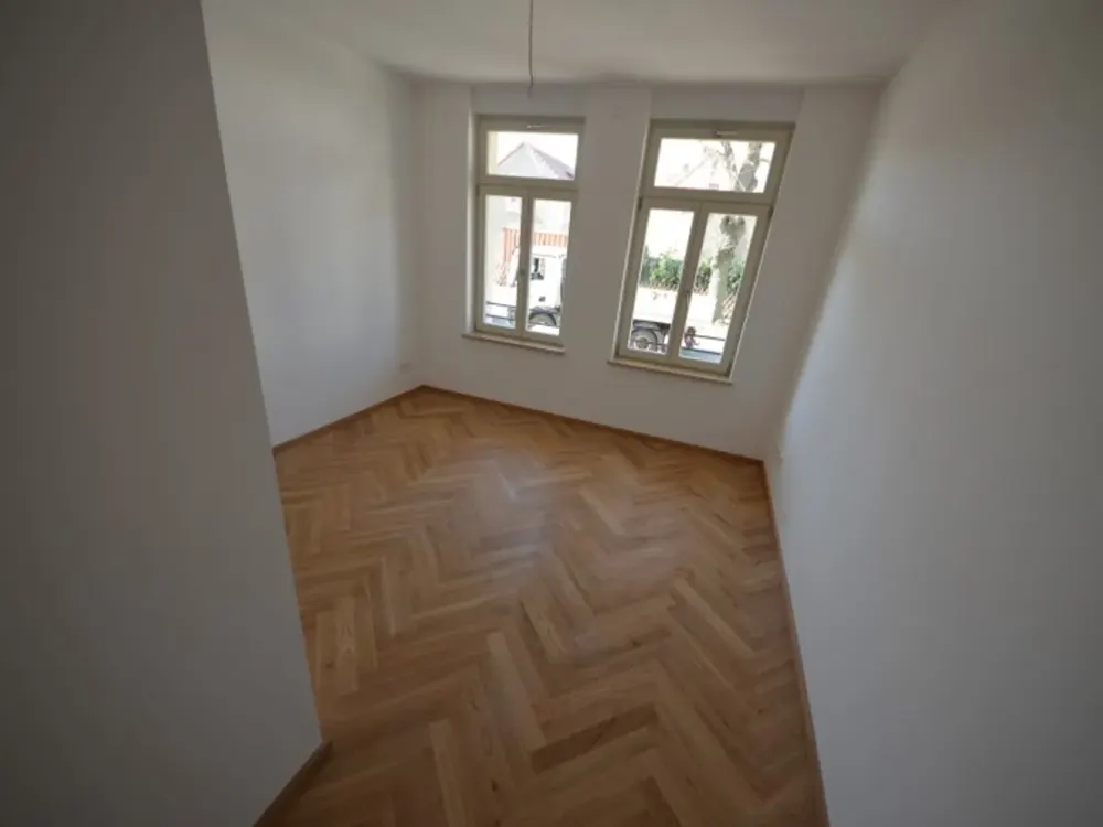 Hochwertig sanierter Altbau mit Parkett und Fußbodenheizung !