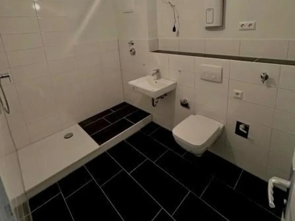 Helle 3-Zimmer-Wohnung mit großem Badezimmer inkl PKW Stellplatz
