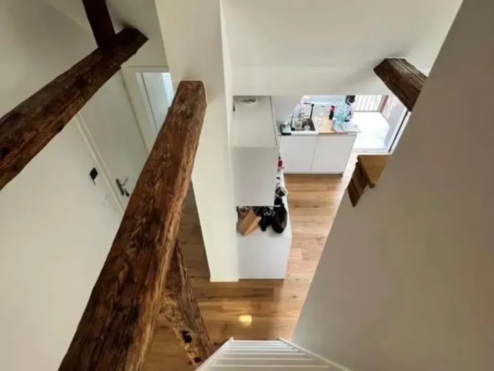 Außergewöhnliche 2,5-Zimmer-DG-Wohnung mit Schlafebene & Balkon, direkt am Rotebühlplatz