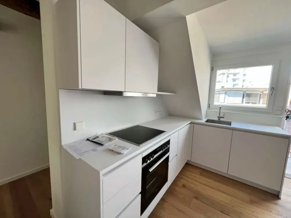 Außergewöhnliche 2,5-Zimmer-DG-Wohnung mit Schlafebene & Balkon, direkt am Rotebühlplatz