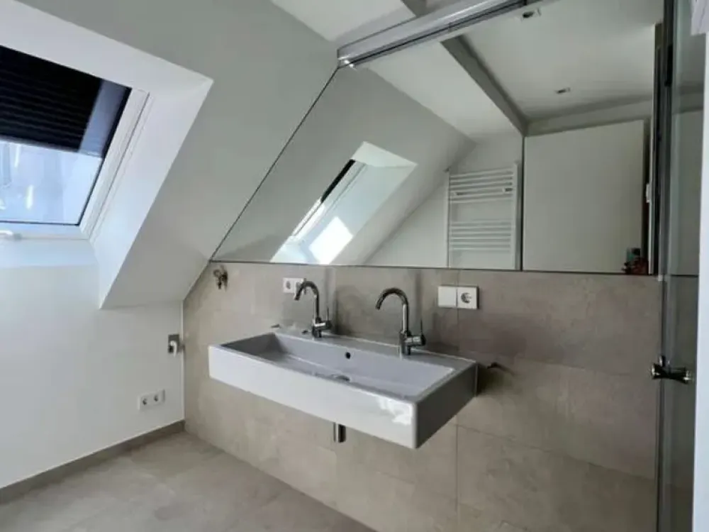 Außergewöhnliche 2,5-Zimmer-DG-Wohnung mit Schlafebene & Balkon, direkt am Rotebühlplatz