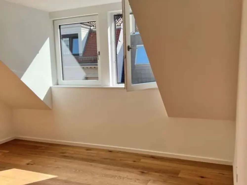 Außergewöhnliche 2,5-Zimmer-DG-Wohnung mit Schlafebene & Balkon, direkt am Rotebühlplatz