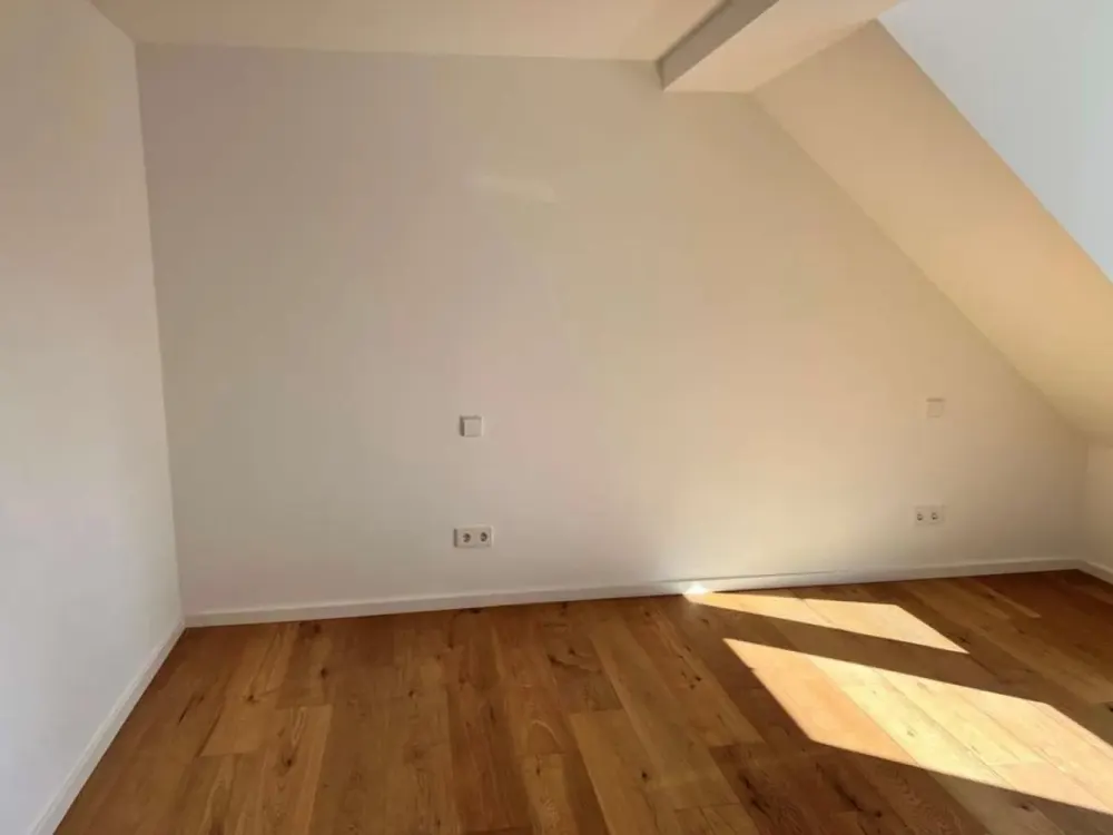 Außergewöhnliche 2,5-Zimmer-DG-Wohnung mit Schlafebene & Balkon, direkt am Rotebühlplatz