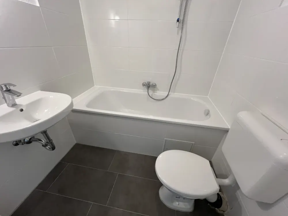 Renovierte 3 Zi.-Whng. mit Balkon - weisses Wannenbad - Duisburg Rheinhausen. 2 Monate Mietfrei!