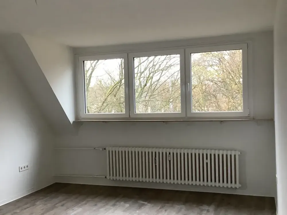Schöne 3-Zimmerwohnung mit Vinylboden und Wannenbad im Dachgeschoss