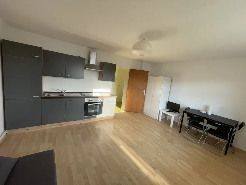 Vollständig renovierte Wohnung mit 2 Zimmer sowie Balkon-Terrasse,Teil Möblierte und Einbauküche