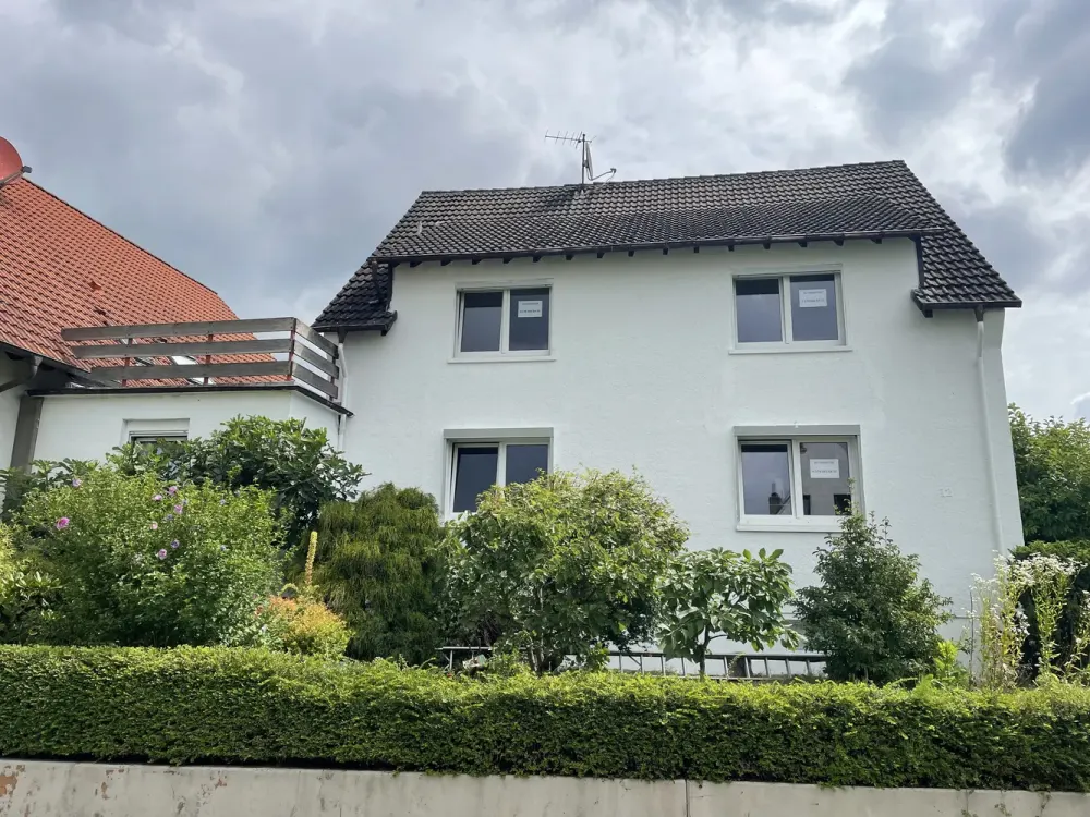 Vollständig renovierte Wohnung mit 2 Zimmer sowie Balkon-Terrasse,Teil Möblierte und Einbauküche
