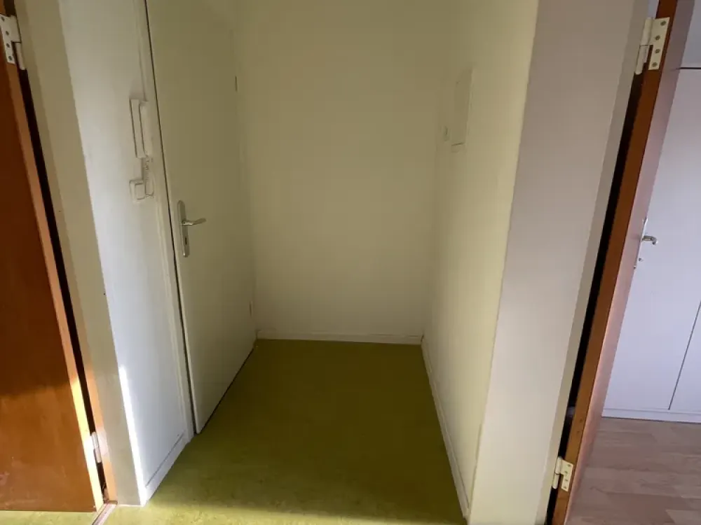 Vollständig renovierte Wohnung mit 2 Zimmer sowie Balkon-Terrasse,Teil Möblierte und Einbauküche