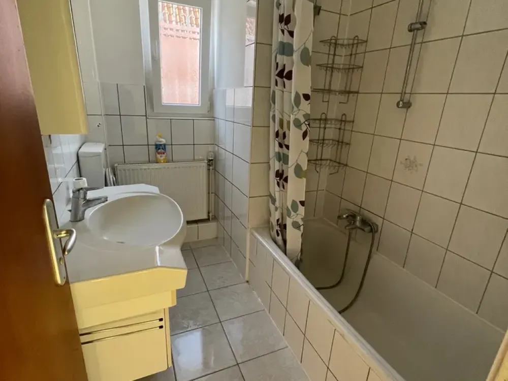 Vollständig renovierte Wohnung mit 2 Zimmer sowie Balkon-Terrasse,Teil Möblierte und Einbauküche