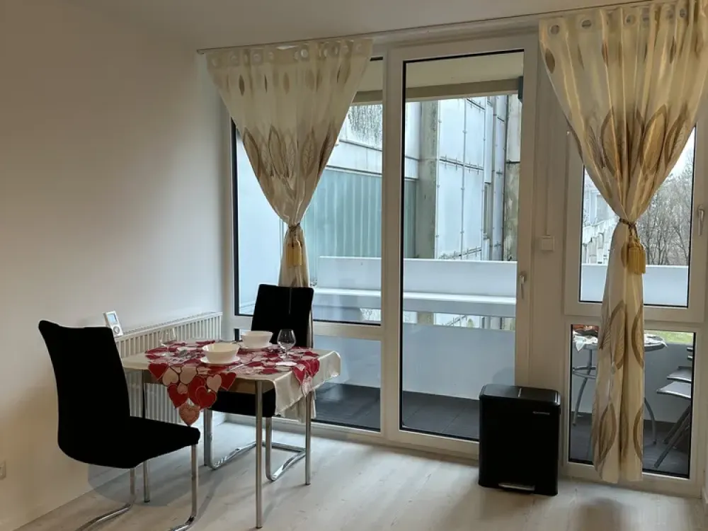 KERNSANIERTE EINZIMMERWOHNUNG MIT HOCHWERTIGEM BAD & KÜCHE IN BOGENHAUSEN