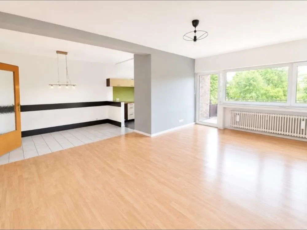 Großzügige 3 Zimmer Wohnung mit Balkon!