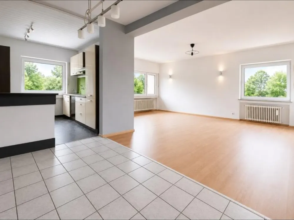 Großzügige 3 Zimmer Wohnung mit Balkon!