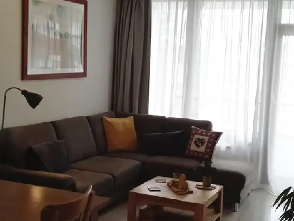 Bright 2-Room Apartment with Large South-Facing Balcony, Very Quiet, 3 Minutes to the Subway