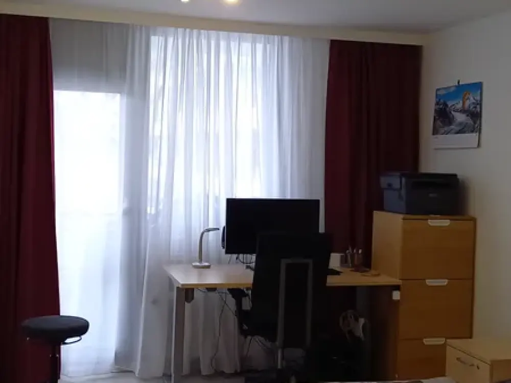 Bright 2-Room Apartment with Large South-Facing Balcony, Very Quiet, 3 Minutes to the Subway