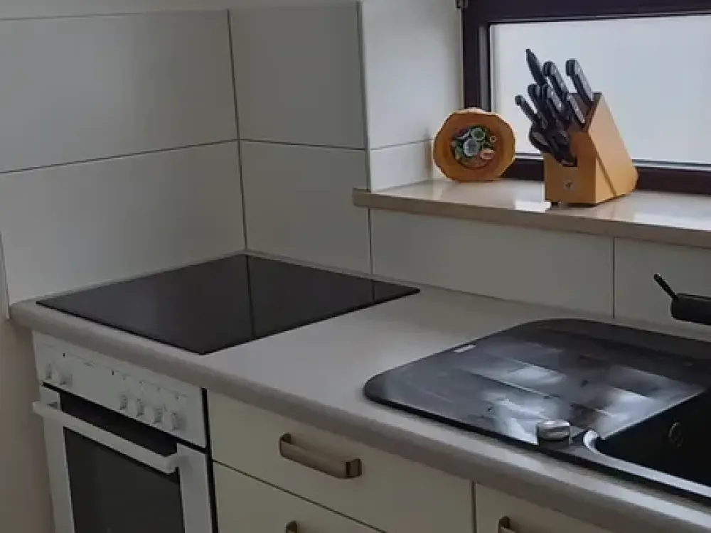 Bright 2-Room Apartment with Large South-Facing Balcony, Very Quiet, 3 Minutes to the Subway