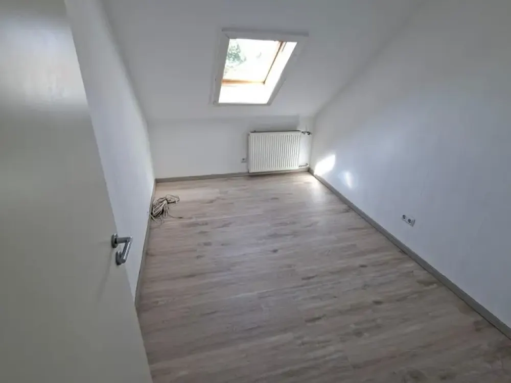 Renovierte 3-Zimmer-Dachgeschosswohnung mit Einbauküche in Erlensee - ab sofort verfügbar