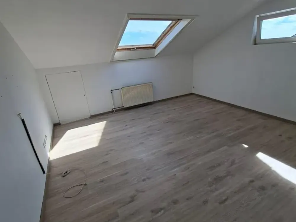 Renovierte 3-Zimmer-Dachgeschosswohnung mit Einbauküche in Erlensee - ab sofort verfügbar