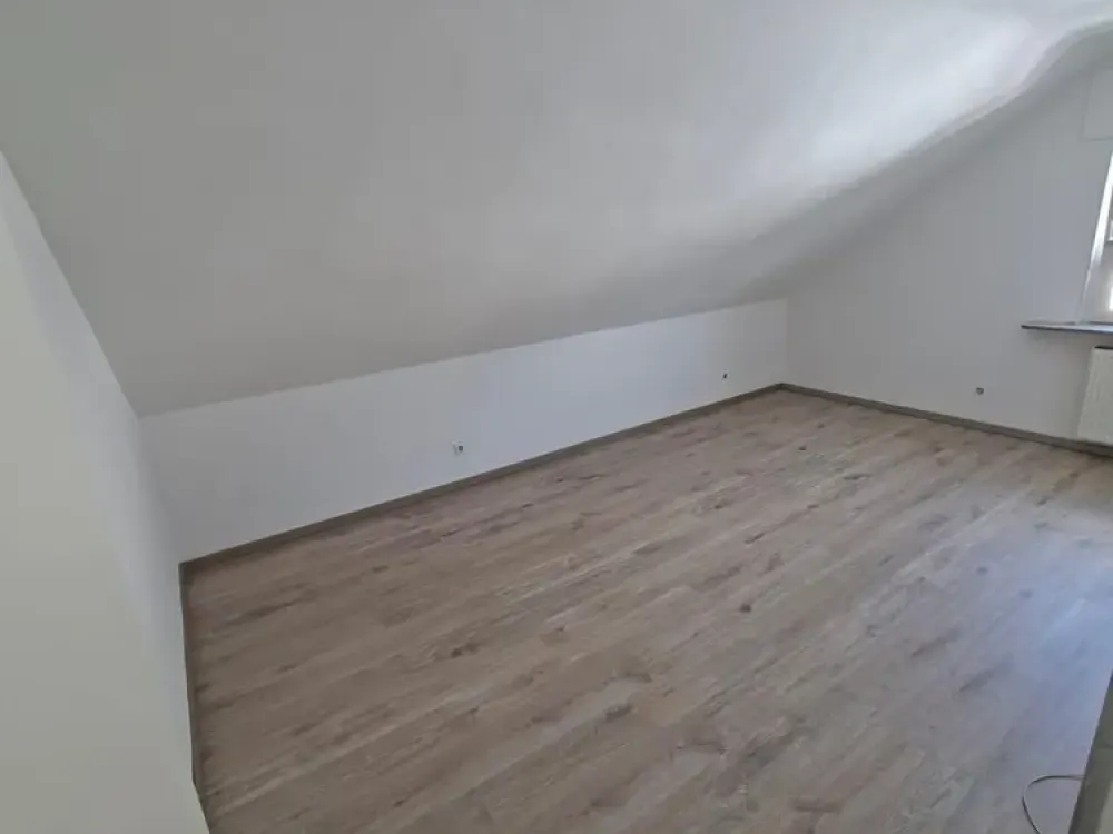 Renovierte 3-Zimmer-Dachgeschosswohnung mit Einbauküche in Erlensee - ab sofort verfügbar