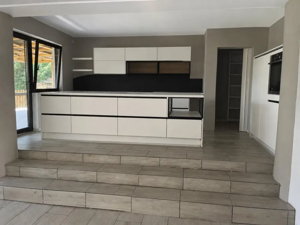 Großzügige 3 Zimmer Wohnung mit Garten, Garage, EBK und Keller