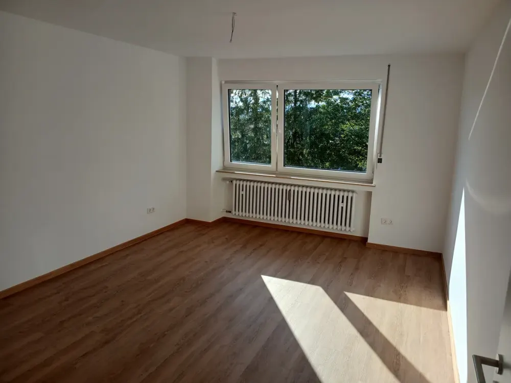 Helle 3-Zimmer-Wohnung mit Balkon in zentraler Lage von Karlsfeld (Erstbezug nach Totalsanierung!)