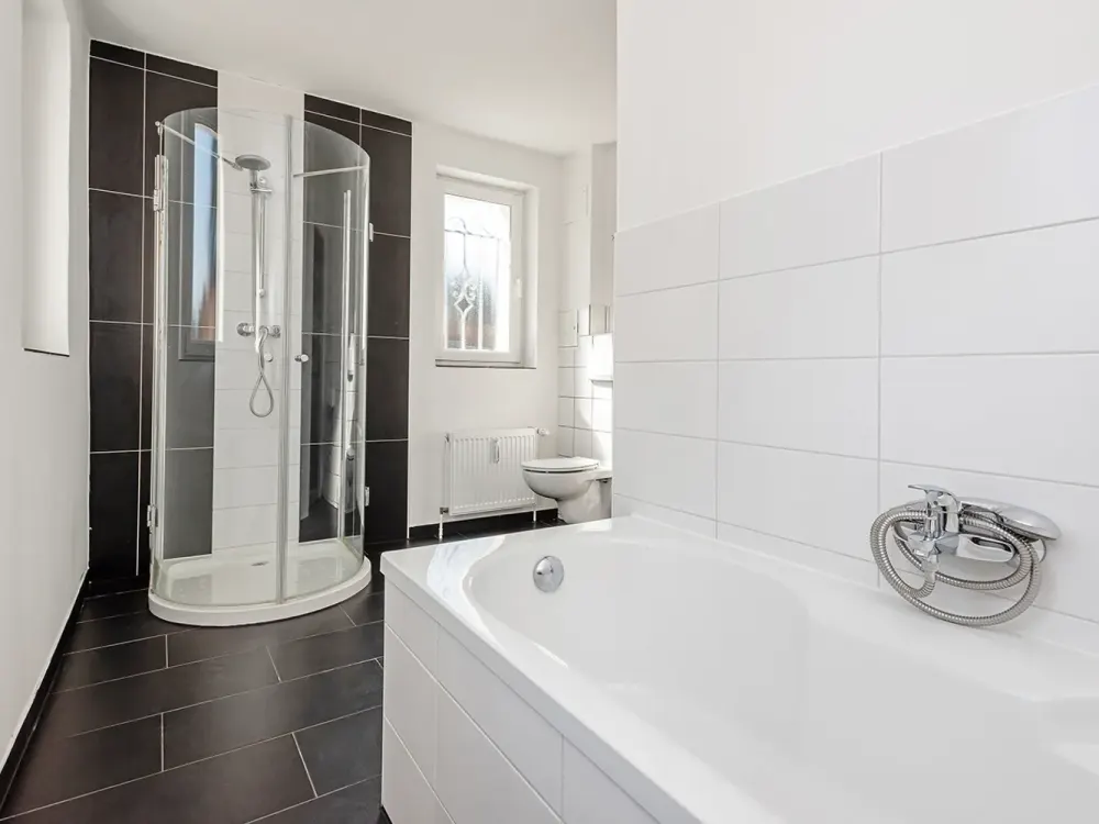 Sonnige 3 Zimmer Wohnung mit Garten und Wintergarten