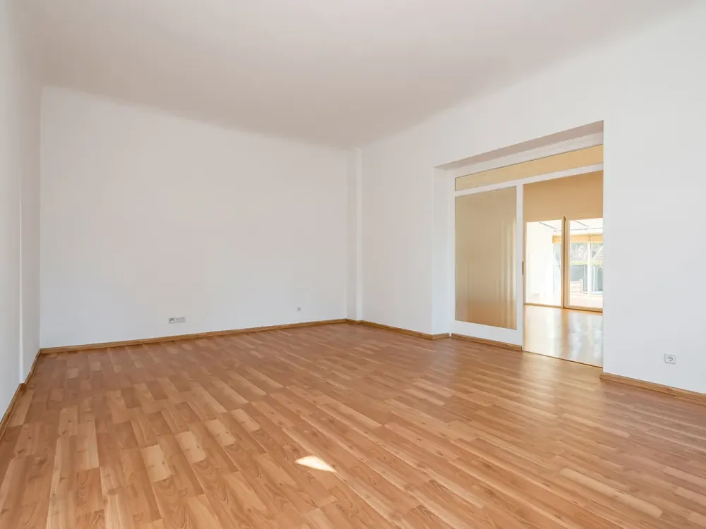 Sonnige 3 Zimmer Wohnung mit Garten und Wintergarten