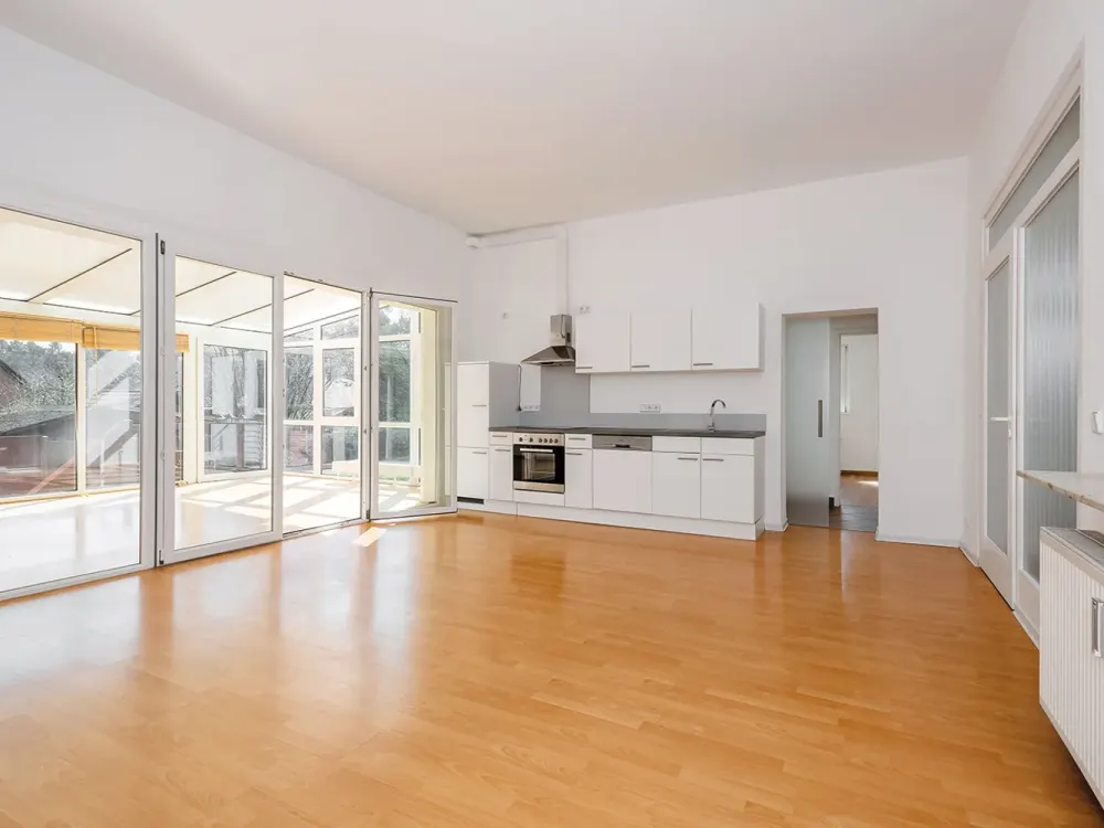 Sonnige 3 Zimmer Wohnung mit Garten und Wintergarten