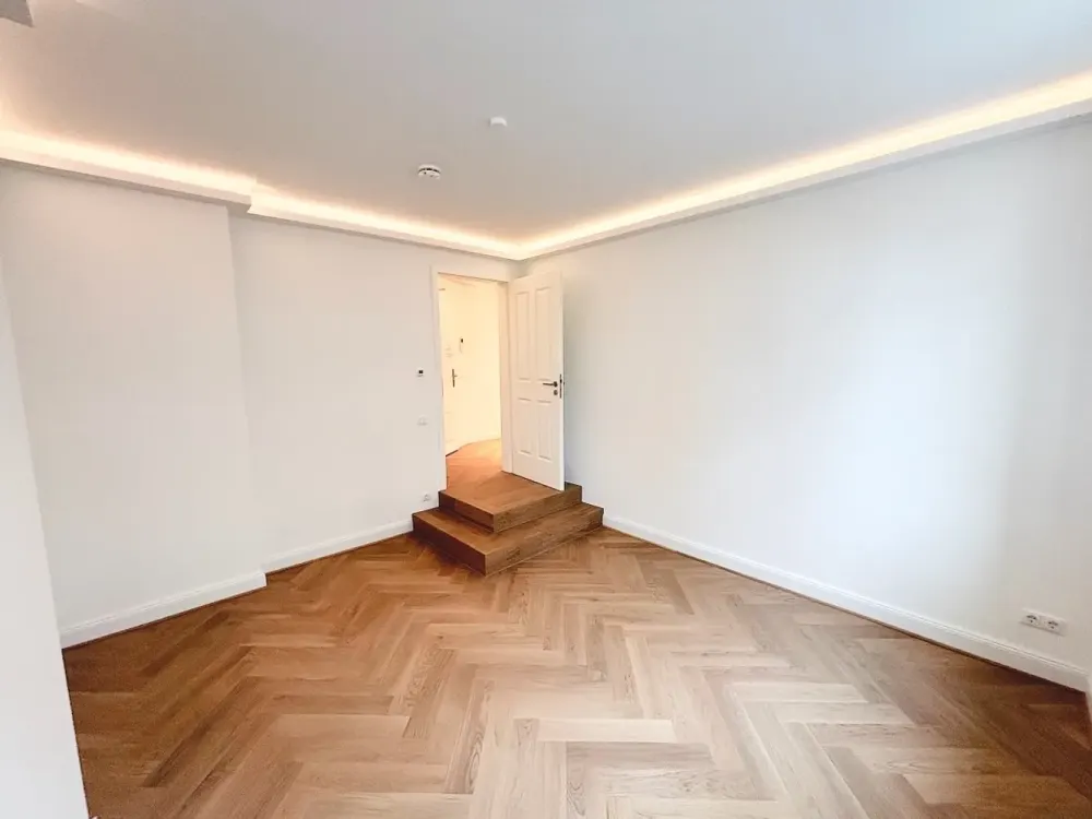 العيش بأناقة! + أول سكن + شرفة + باركيه + تدفئة أرضية + حوض استحمام ودش + إضاءة LED