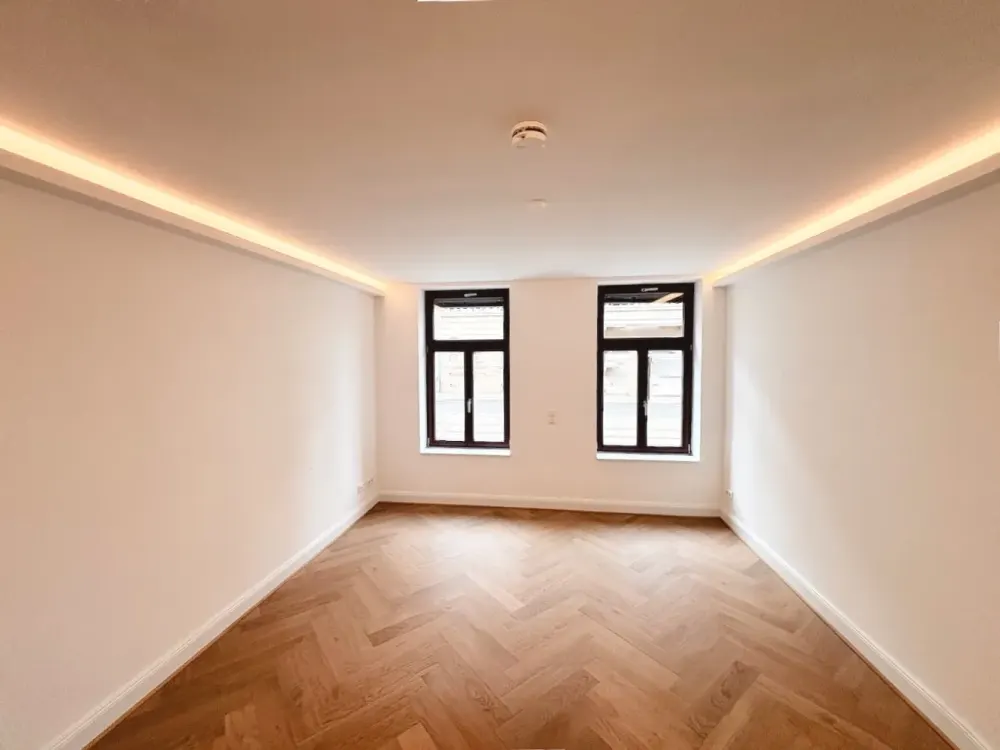 العيش بأناقة! + أول سكن + شرفة + باركيه + تدفئة أرضية + حوض استحمام ودش + إضاءة LED