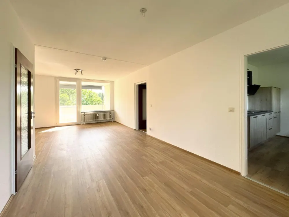 Helle und sanierte 2-Zimmer-Wohnung (68 qm) im Grünen
