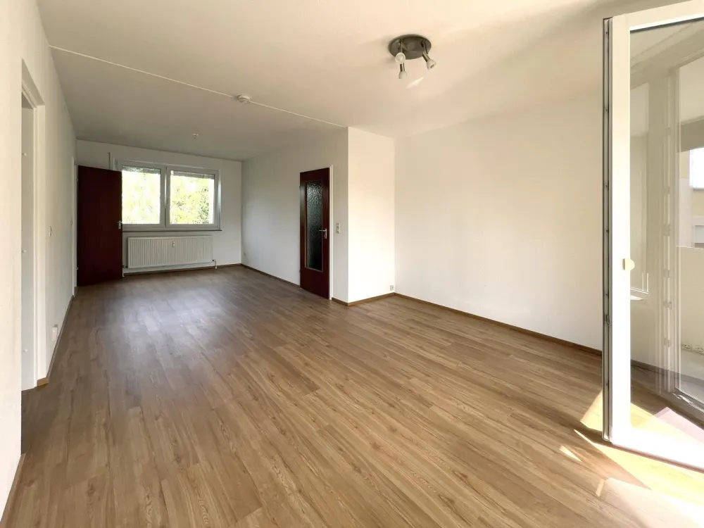 Helle und sanierte 2-Zimmer-Wohnung (68 qm) im Grünen