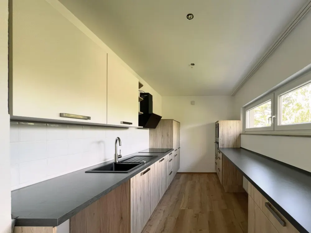 Helle und sanierte 2-Zimmer-Wohnung (68 qm) im Grünen