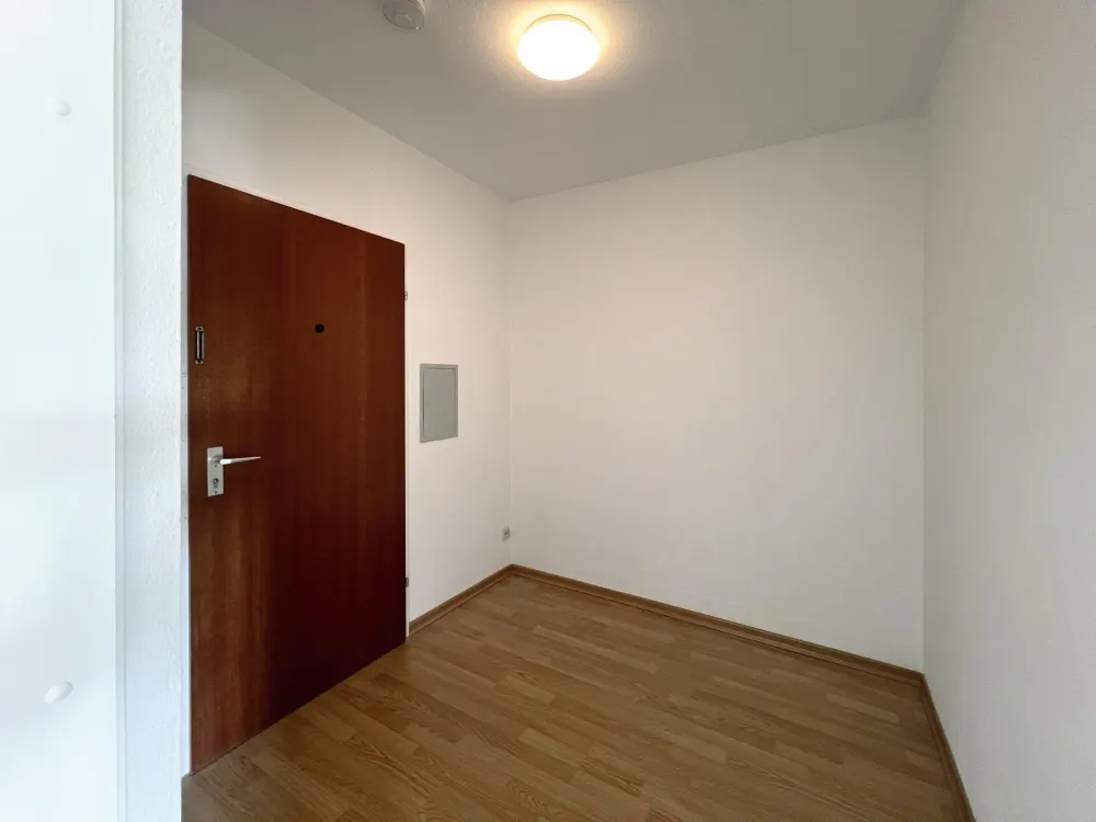Helle und sanierte 2-Zimmer-Wohnung (68 qm) im Grünen