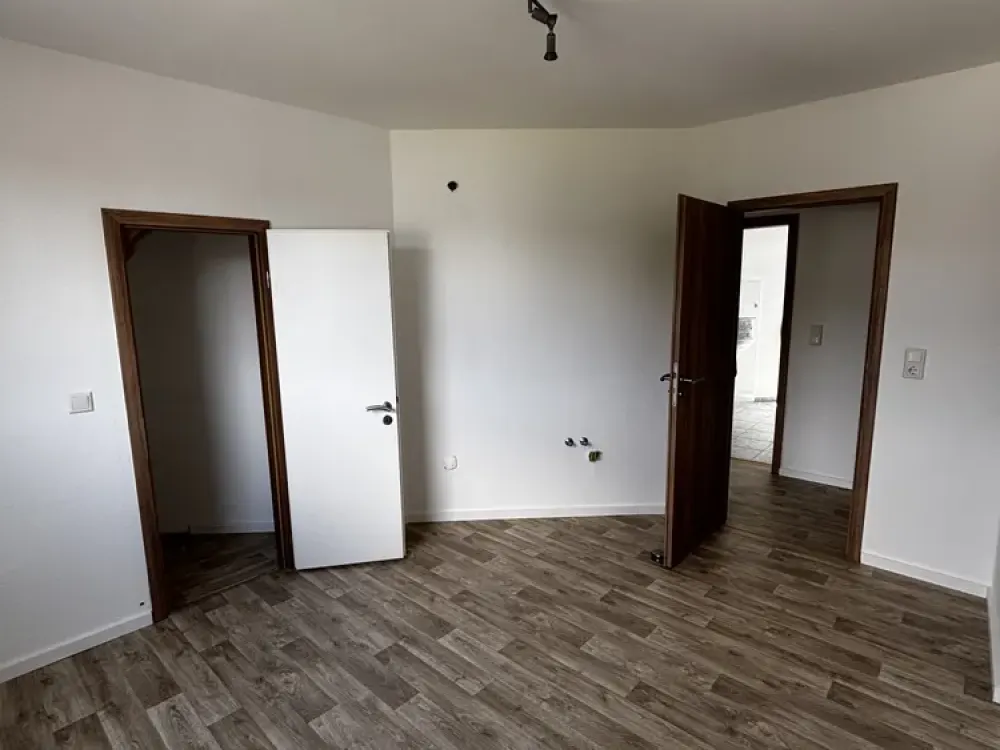Modernized, bright 2.5-room apartment with cellar & communal parking space